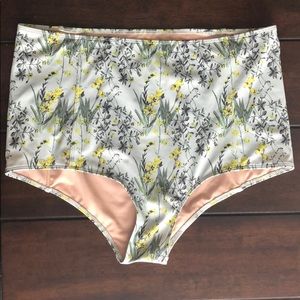 EUC Kortni Jeane Wildflower Bottoms